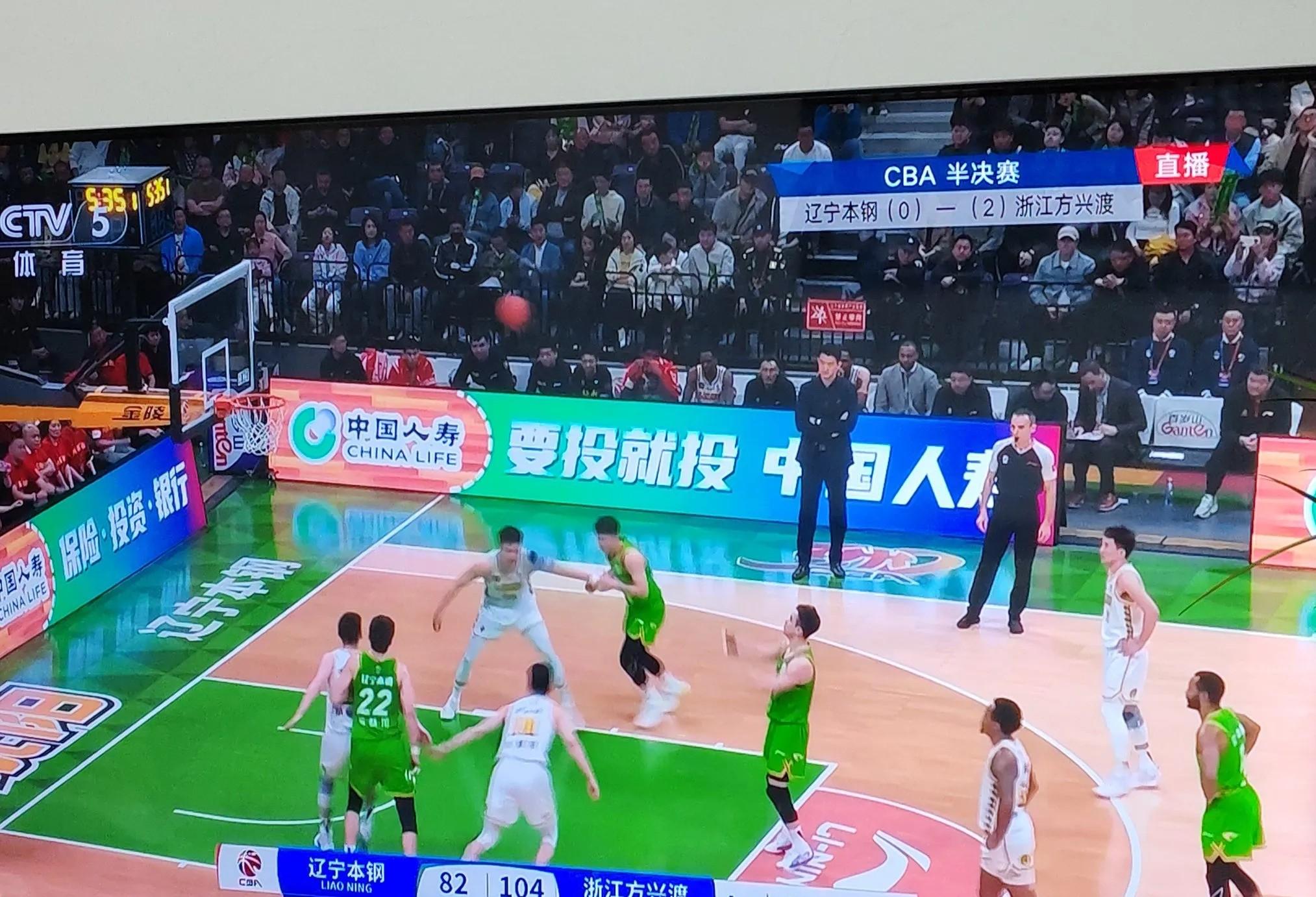 三分球大赛上场选手轮番出击，场面火爆异常的简单介绍