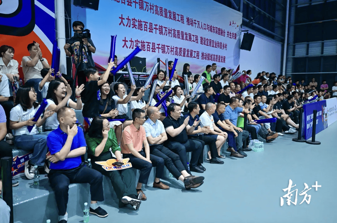 爱游戏在线-球队在最新比赛中发挥出色赢得全场喝彩