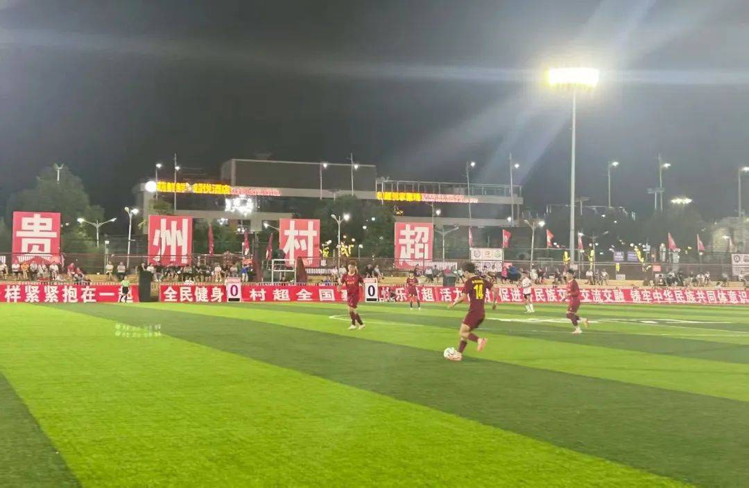 球队拼尽全力，赢得八强资格，奋勇向前