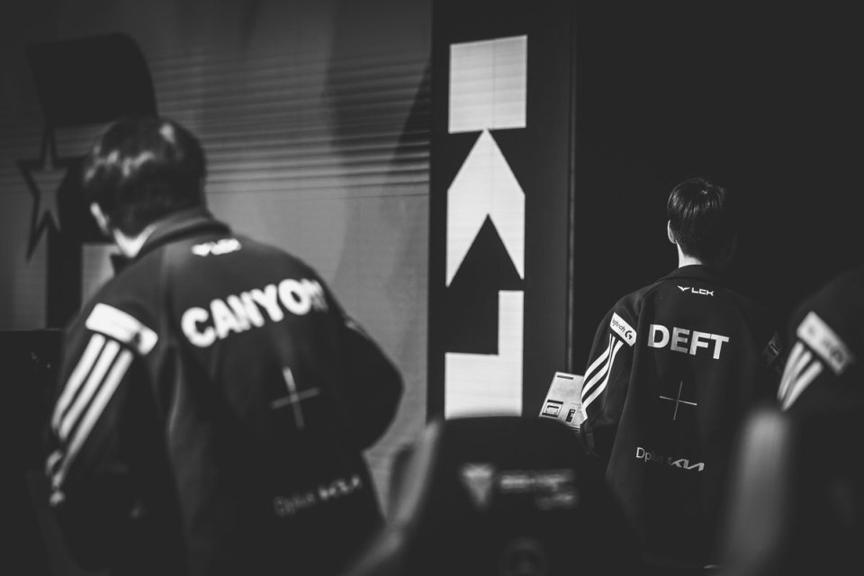 爱游戏入口-T1碾压EDG，Deft线上压制力十足宿命之战半决赛，留下经典瞬间