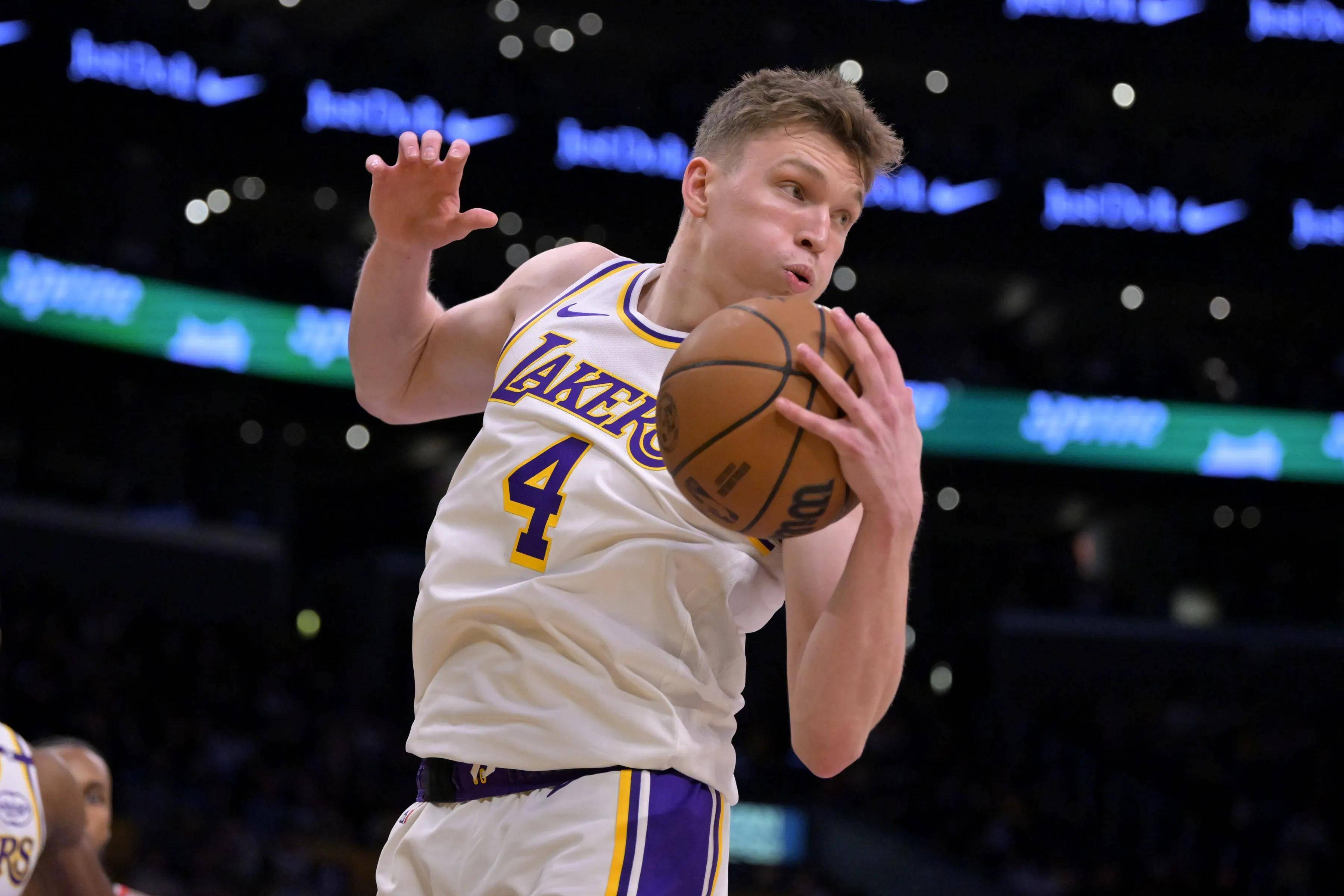 湖人客场力克鹈鹕，提前锁定西部第一