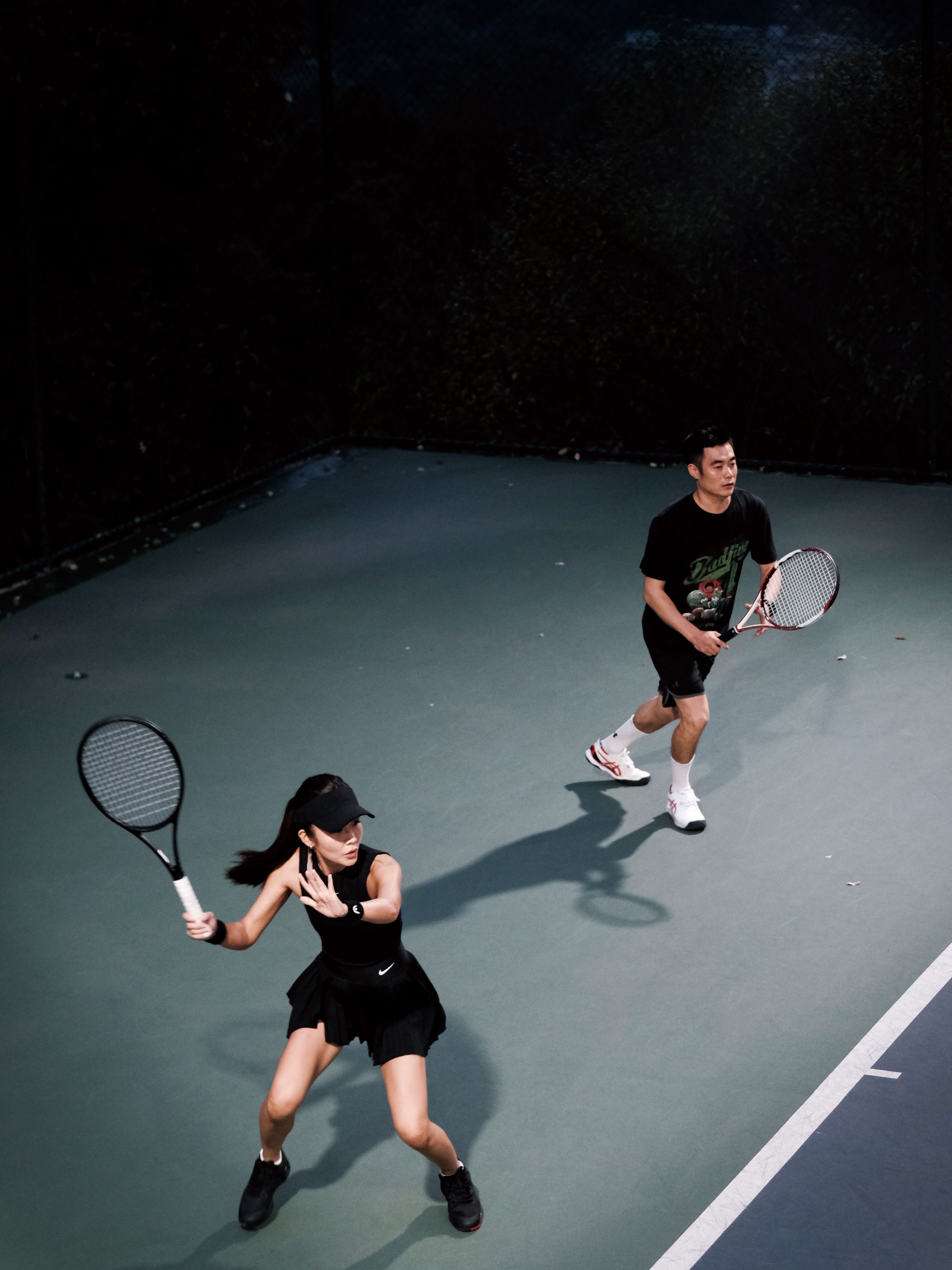 球场上飞奔的身影，展现爆发力