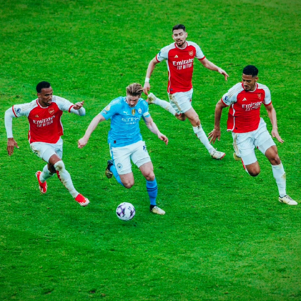 火爆比赛,场上双方拼尽全力,胜负堪忧 火爆比赛,场上双方拼尽全力,胜负堪忧