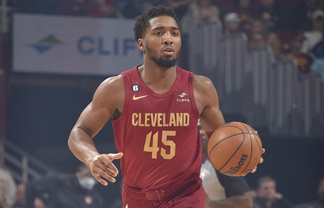 关于米切尔现场助阵梅罗对山猫队比的信息