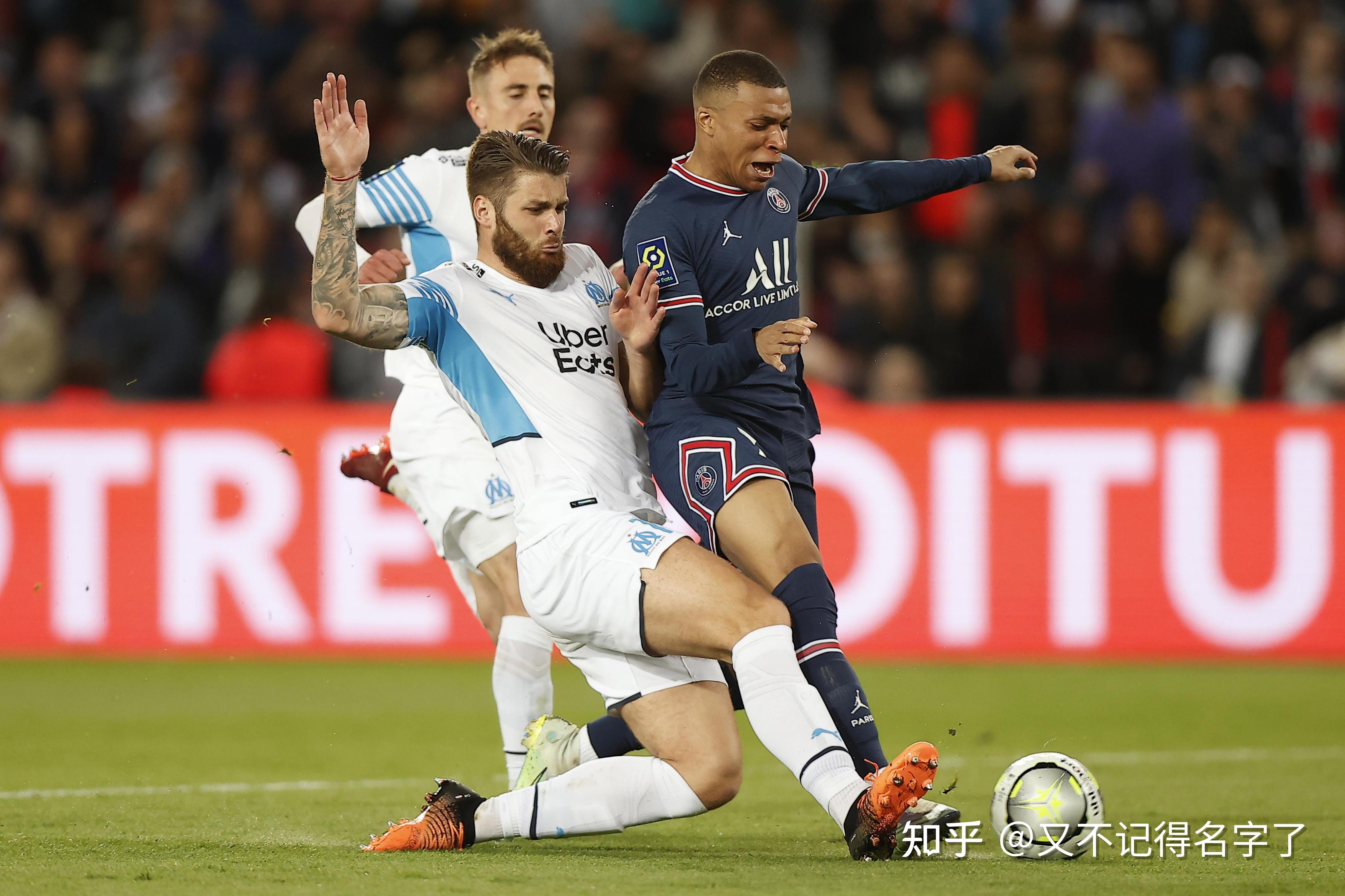 法甲球员技术精湛，赛场上惊艳亮相