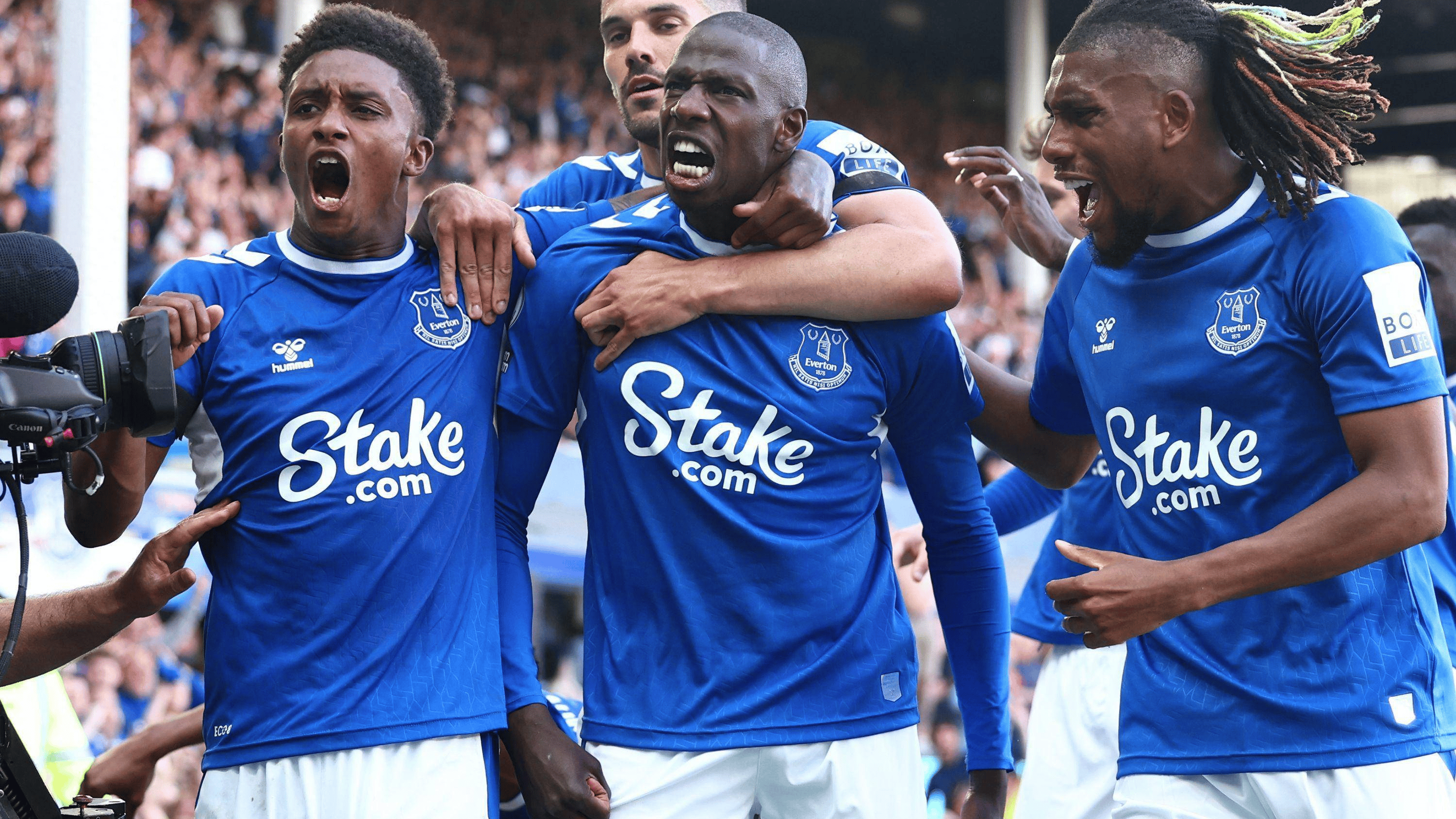 包含纽卡斯尔防守稳固，力保不败纪录的词条