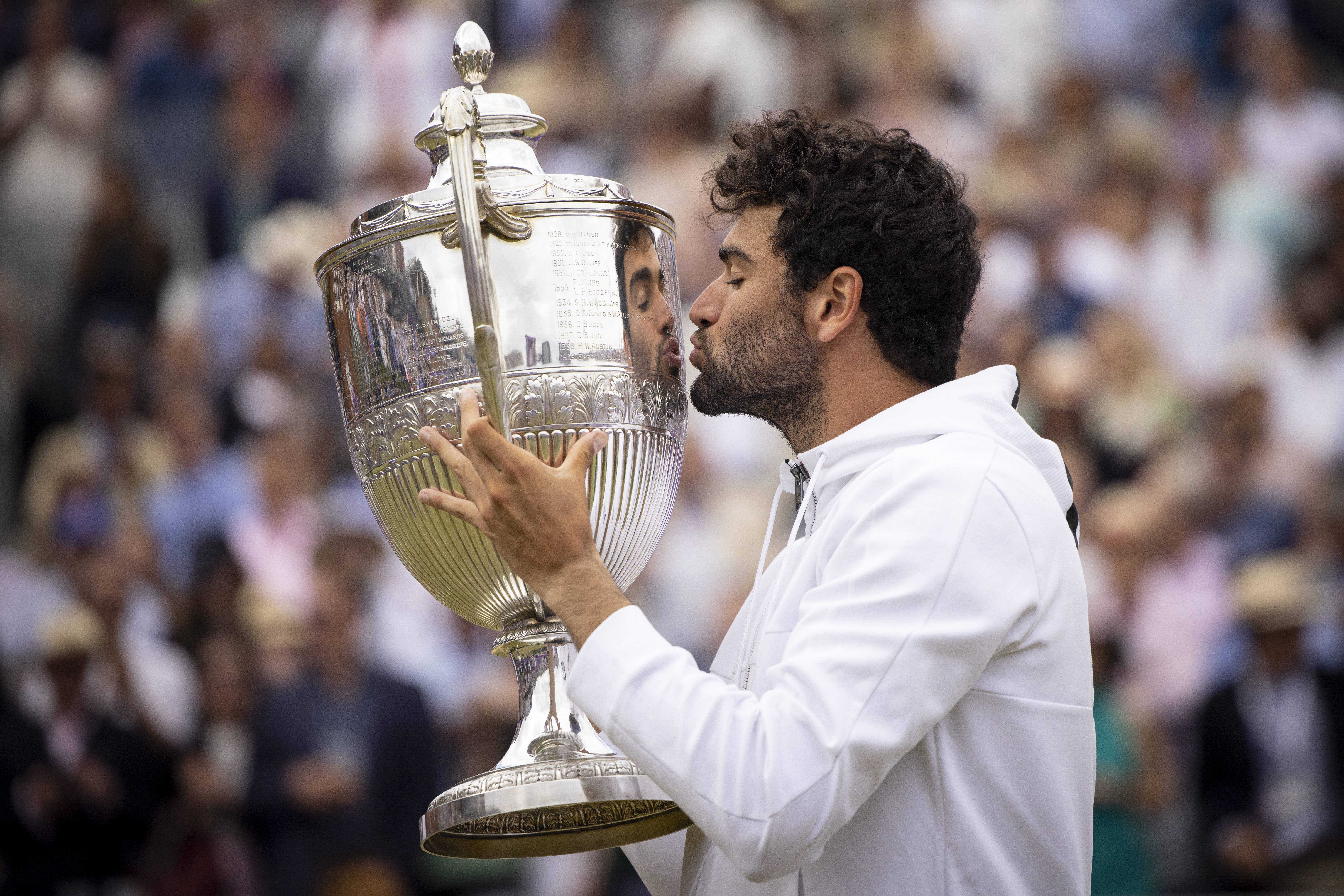 乌雷尼发挥亮眼,冲击奖杯冠军迹象明显 乌雷尼发挥亮眼,冲击奖杯冠军迹象明显