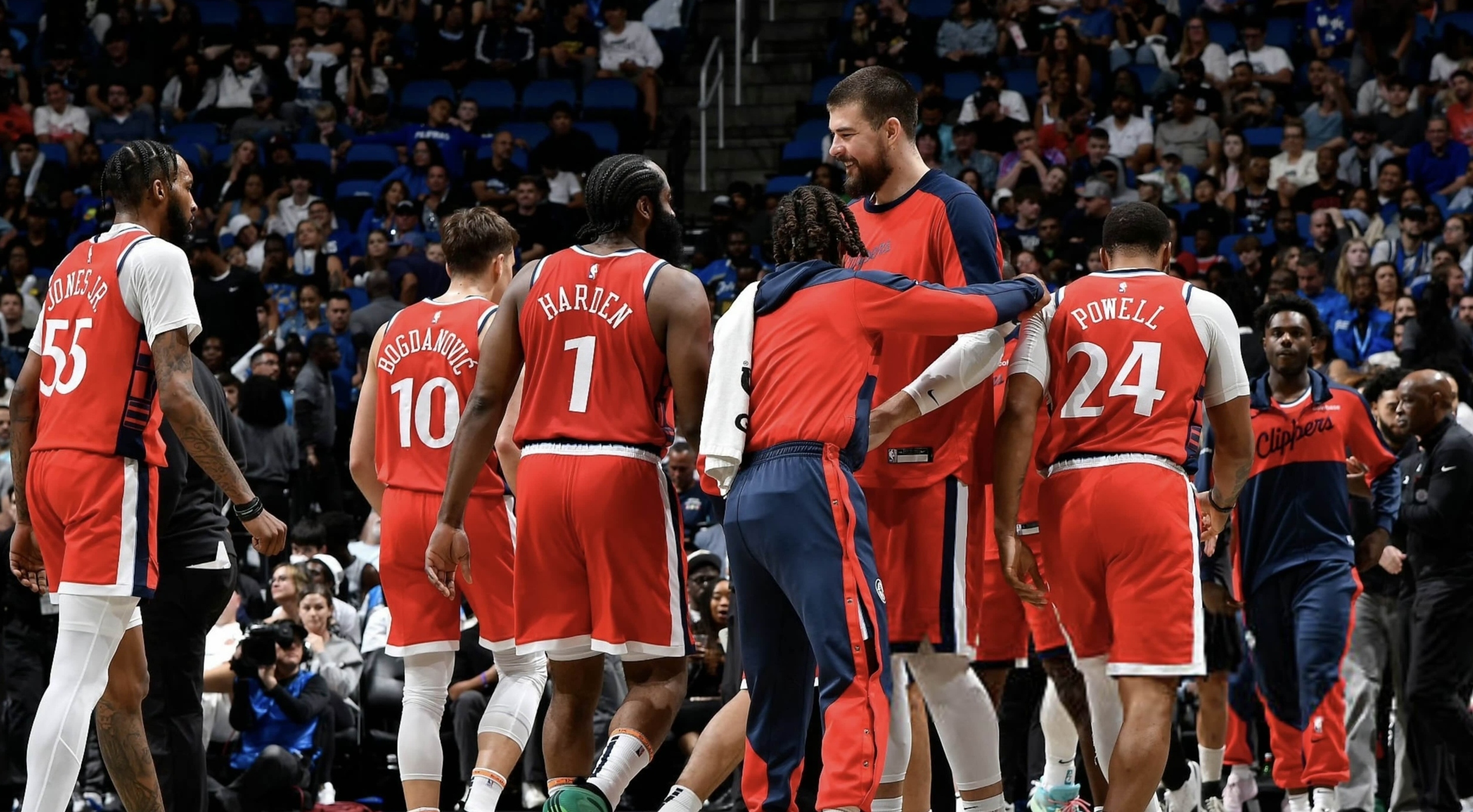 爱游戏入口-快船队客场击败雄鹿，乔治表现出色