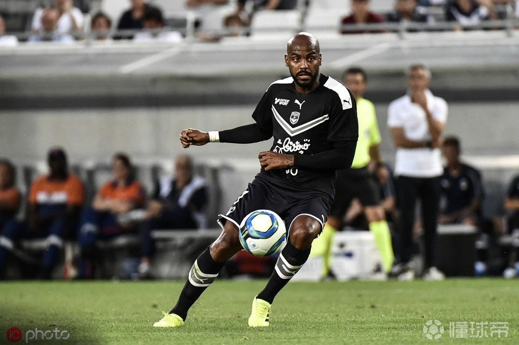 里昂领队对阵南特的赛事进行战术训练