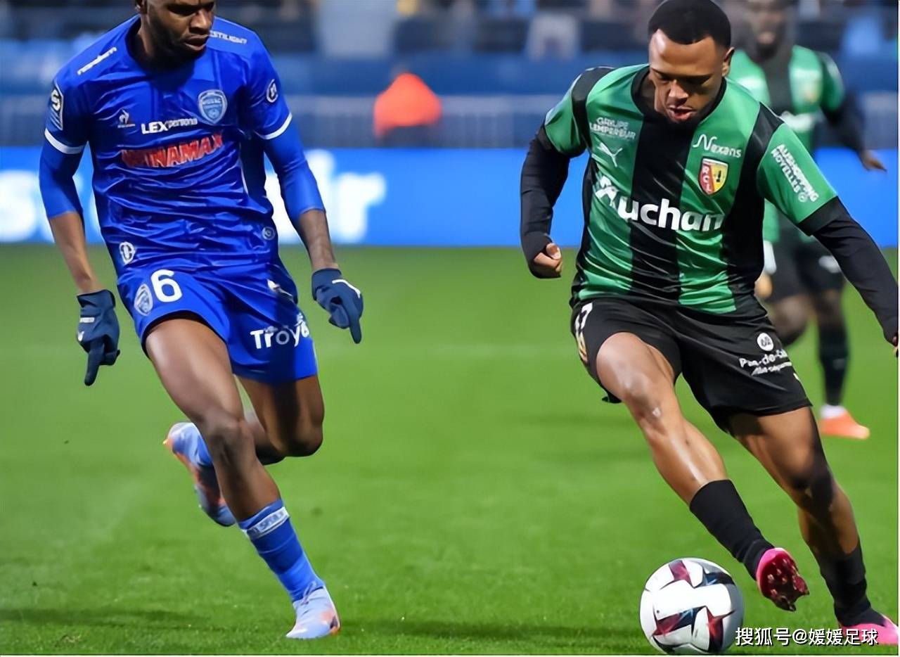 里昂领队对阵南特的赛事进行战术训练