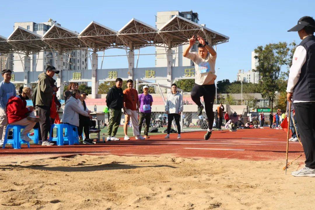 田径赛场选手实力竞逐，最终获奖